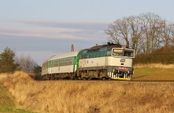 Citlivá práce s dlouhým ohniskem a obloukem, dává vyniknout dynamice (úsek: Studenec - Náměšť nad Oslavou)