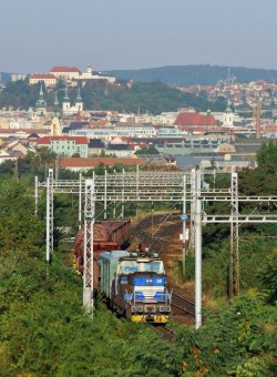 V každé změti sloupů se najde skulinka, kudy "to jde" (úsek: Brno hlavní nádraží - Chrlice)