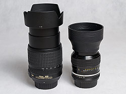 Se sluneční clonou a vysunutý AF-S 18-105 VR