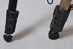 Dva stativy HAMA za litr a půl - porovnání nohou